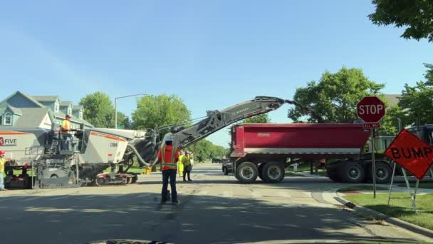 Nşaat Ekibi Şçileri Yolda Çalışıyor Sıcak Asfaltı Koy Naperville Abd — Stok video