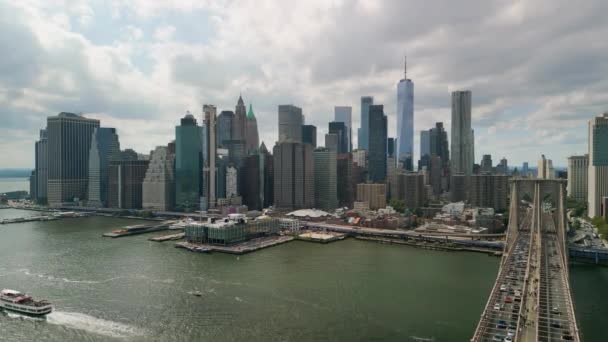 Aerial Flight Brooklyn Bridge American Flag East River View Manhattan — Vídeo de stock