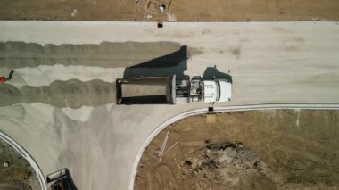 Bir çöp kamyonu yeni bir yol inşaatı için moloz boşaltıyor. Yüksek kalite 4k görüntü