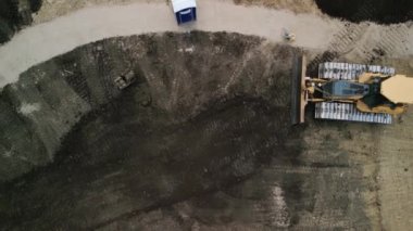 İnşaat işçileri buldozer kullanırken, yeni evler ve yollar inşa ediyorlar. Yüksek kalite 4k görüntü