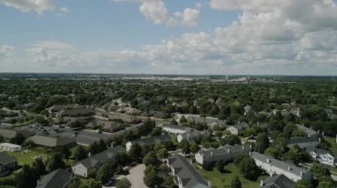 Yaz zamanı Amerikan banliyösünün insansız hava aracı görüntüsü. Mahallenin fotoğrafını çekiyorum. - Evet. Yüksek kalite 4k görüntü