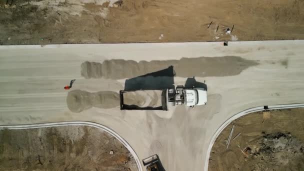 Camión Volquete Descarga Escombros Para Construcción Una Nueva Carretera Imágenes — Vídeo de stock