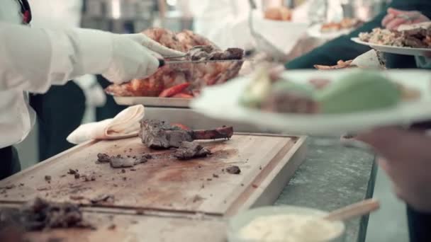Yemek Servisi Çalışanı Bir Dilim Jambon Keser Düğün Organizasyonları Için — Stok video