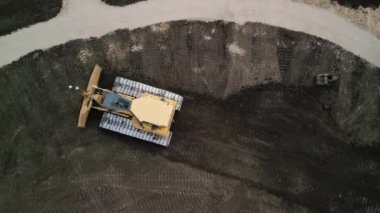 İnşaat işçileri buldozer kullanırken, yeni evler ve yollar inşa ediyorlar. Yüksek kalite 4k görüntü