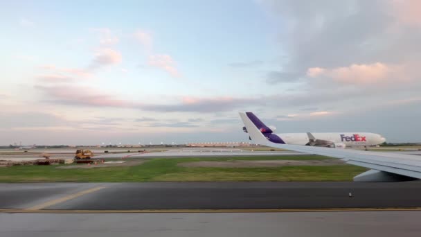 Ein Fedex Caro Flugzeug Auf Dem Flughafen Laguardia Usa New — Stockvideo