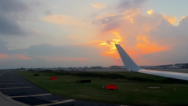 Air Plane Airlines Approaches Runway Prepares Take Wide View Wing — Stok video