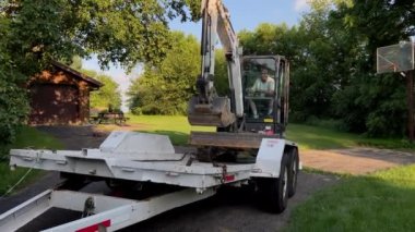 Taşımacılık için römork kullanan bir kazıcı. Yüksek kalite 4k görüntü