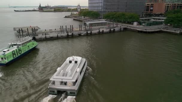 Aerial Drone Shot Barco Navega Através Rio Hudson Para Descer — Vídeo de Stock