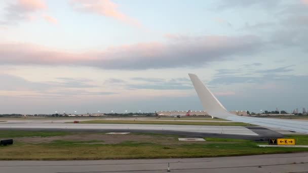 Air Plane Airlines Approaches Runway Prepares Take Wide View Wing — Video