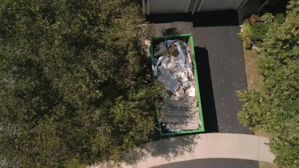Een Luchtfoto Van Een Vuilnisbak Vol Afval Uit Een Huis — Stockvideo