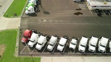 Otoparktaki kamyonların hava görüntüsü. Üst Manzara, kamerayı hareket ettir. Yüksek kalite 4k görüntü