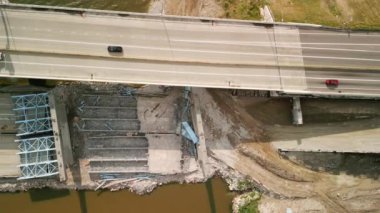 Highway Köprüsü ve Köprüsü 'nün havadan görüntüsü inşa ediliyor. Yüksek kalite 4k görüntü