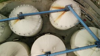 Tarım ambarı ambar asansörünün hava görüntüsü, Tahıl Depolama tankları fabrikası. Yüksek kalite 4k görüntü