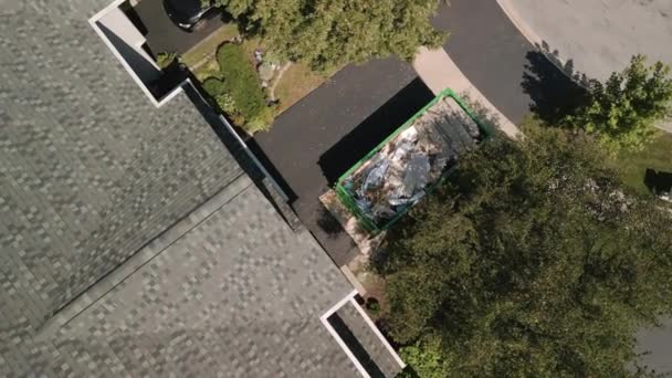 Luftaufnahme Eines Müllcontainers Voller Müll Aus Einem Haus Hochwertiges Filmmaterial — Stockvideo