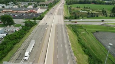 Otobanın insansız hava aracı görüntüsü. Yüksek kalite 4k görüntü
