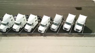Otoparktaki kamyonların hava görüntüsü. Üst Manzara, kamerayı hareket ettir. Yüksek kalite 4k görüntü