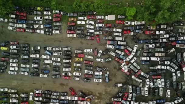 버려진 쓰레기장에서 차들을 파괴하는 장면이요 자동차 재활용 고품질 — 비디오