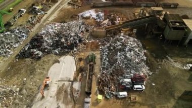 Yükleyicinin metal parçaları alıp yüklediği hava görüntüleri. Yüksek kalite 4k görüntü