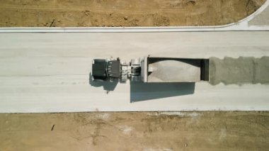 İnşaat kamyonu inşaat alanına çakıl döküyor, hava görüntüleri. Yüksek kalite 4k görüntü