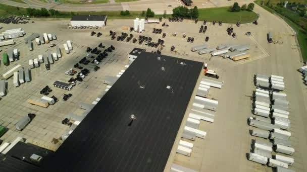 Aerial View Distribution Warehouse Trucks Delivering High Quality Footage — Stock Video