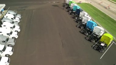 Otoparktaki kamyonların hava görüntüsü. Üst Manzara, kamerayı hareket ettir. Yüksek kalite 4k görüntü