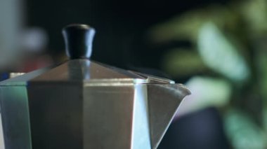 Moka kahve makinesinden buharda pişen kahve. Yüksek kalite 4k görüntü