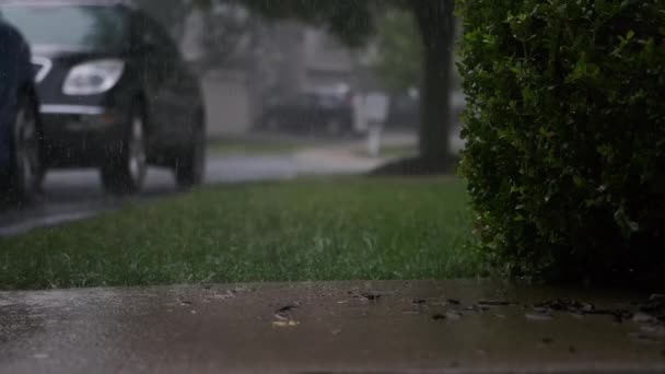 狂风暴雨中 雷电交加 城郊一条民居街道 高质量的4K镜头 — 图库视频影像