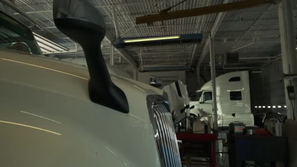 修理のための作業場のガレージのトラック 高品質4K映像 — ストック動画