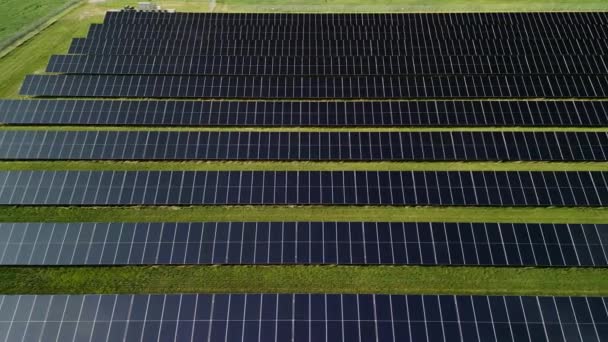 Erstaunliche Sonnenuntergang Luftaufnahme Von Sonnenkollektoren Stehen Einer Reihe Den Feldern — Stockvideo