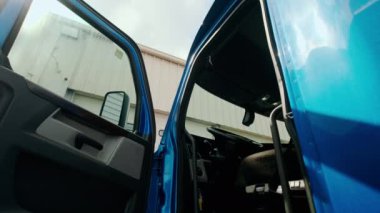 Kamyonun taksisi otoparkta duruyor. Yüksek kalite 4k görüntü