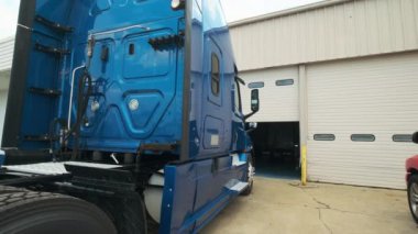 Kamyon tamirat için tamirhanenin orada duruyor. Yüksek kalite 4k görüntü