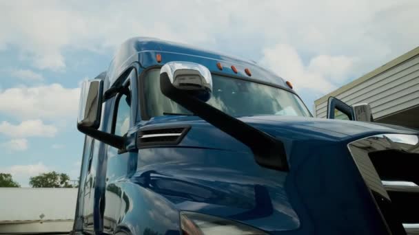 Das Führerhaus Des Auf Dem Parkplatz Stehenden Lastwagens Hochwertiges Filmmaterial — Stockvideo