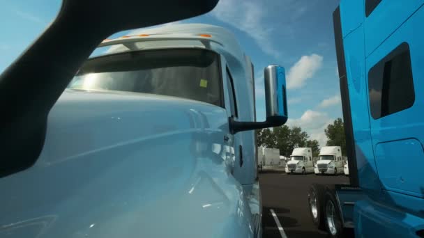 Camiões Estão Parque Estacionamento Visão Superior Câmera Movimento Imagens Alta — Vídeo de Stock