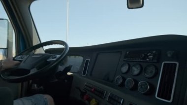 Kamyon şoförünün hedef kargoya gidişini geniş açıdan görebiliyoruz. Yüksek kalite 4k görüntü