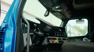 Kamyonun taksisi otoparkta duruyor. Yüksek kalite 4k görüntü