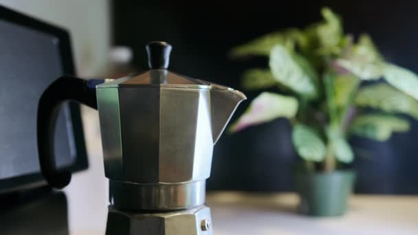 Ångande Kaffe Ångande Moka Pott Kaffebryggare Högkvalitativ Film — Stockvideo