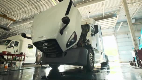 Camion Dans Garage Atelier Pour Les Réparations Images Haute Qualité — Video