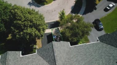 Evdeki çöplerle dolu bir çöp konteynırının havadan çekilmiş fotoğrafı. Yüksek kalite 4k görüntü