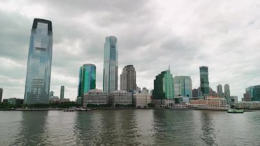 New York şehrinin gökyüzü manzarası Hudson Yards 'daki binalar, nehir, Jersey şehri manzarası. Yüksek kalite 4k görüntü
