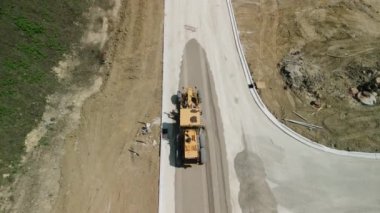İnşaat işçileri buldozer kullanırken, yeni evler ve yollar inşa ediyorlar. Yüksek kalite 4k görüntü