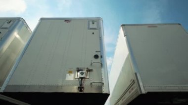 Kamyonlar otoparkta duruyor. Üst Manzara, kamerayı hareket ettir. Yüksek kalite 4k görüntü