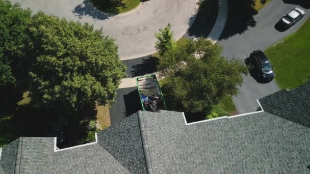 空中拍摄的垃圾箱满满的垃圾从一个家庭 高质量的4K镜头 — 图库视频影像