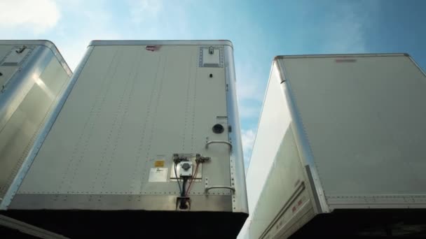 트럭들 주차장에 있습니다 위에서 움직이는 카메라 고품질 — 비디오