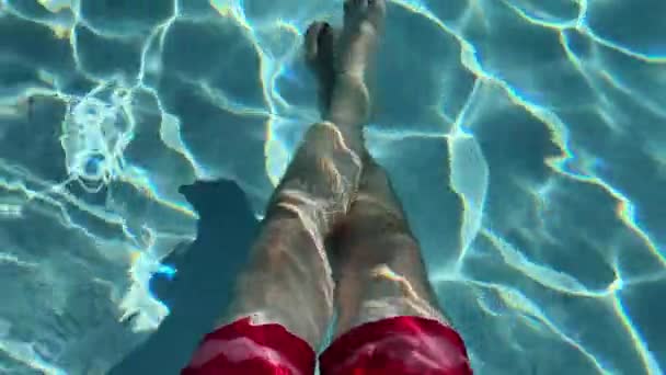 Мужские Ноги Размахивают Ногами Воде Бассейна Отдыхают Загорают Высококачественные Кадры — стоковое видео
