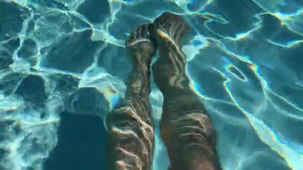 Erkek Bacakları Bacaklarını Havuzun Suyunda Sallıyor Dinleniyor Güneşleniyor Tatil Yüksek — Stok video