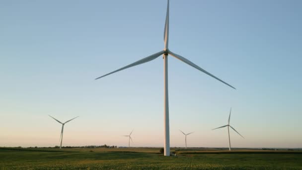 Letecký Pohled Úzkou Větrnou Turbínu Stojící Při Západu Slunce Pšeničném — Stock video