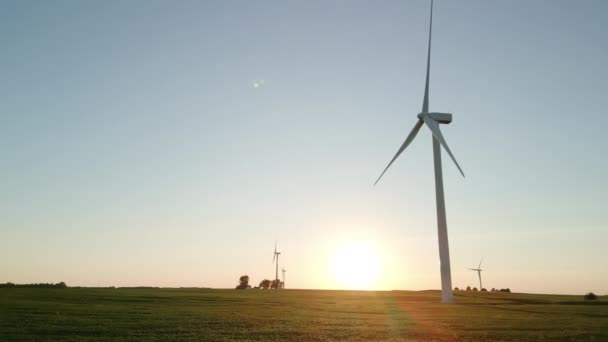 Letecký Pohled Větrný Park Větrnými Turbínami Stojící Při Západu Slunce — Stock video