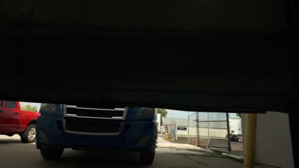 Porta Del Garage Apre Camion Entrare Dal Garage Officina Riparazioni — Video Stock