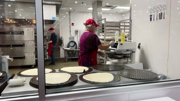Costco Shop Pizzaproduktion Matzonen Naperville Usa September 2022 Högkvalitativ Film — Stockvideo