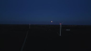 Buğday tarlasında duran rüzgar türbininin hava görüntüsü. Yüksek kalite 4k görüntü